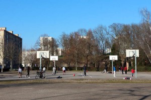 Jeunes profitant des équipements sportifs dans leur quartier.